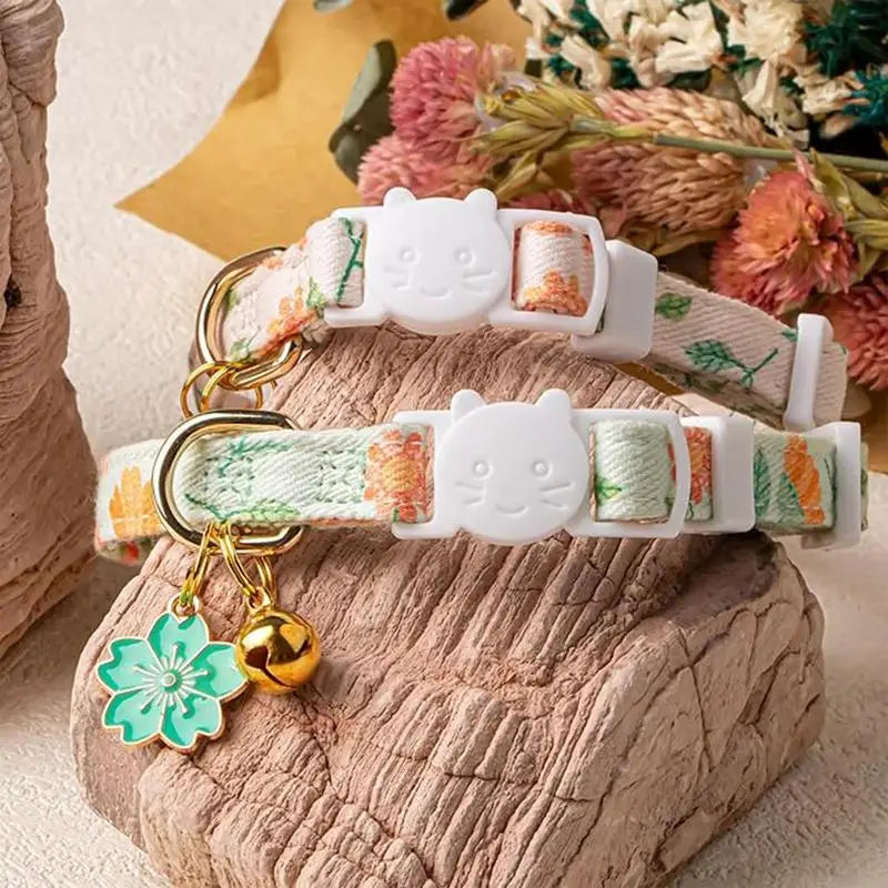 Collar de seguridad con bonito colgante de flores, ajustable, para niños pequeños y gatos, para exteriores